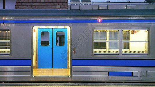 晚上日本列车和站台边观夜景图片
