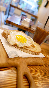 垂直早餐太阳蛋面包 木制餐桌上有冷饮背景图片