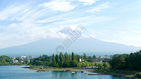 日本藤山山 湖和蓝天空 云彩优美天空爬坡土地公园码头蓝色山峰跳闸蓝天商务图片