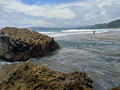 与岩石 波浪和蓝天的海滩 印度尼西亚东爪哇图隆阿贡美丽的 Sanggar 海滩蓝色海洋天空旅游旅行海浪支撑海岸线荒野海景图片