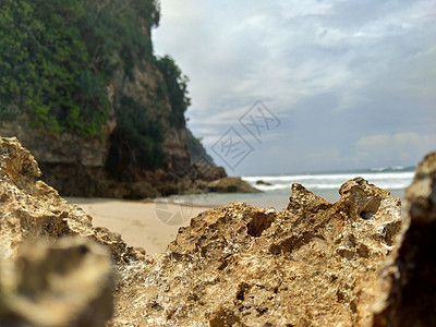 与岩石 波浪和蓝天的海滩 印度尼西亚东爪哇图隆阿贡美丽的 Sanggar 海滩海洋旅行支撑卵石荒野旅游晴天海景墙纸海岸线图片