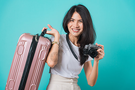 妇女穿着白色T恤衫 她拿着手提包袋和光墨水飞机反光镜女孩女性旅游帽子照片女士旅行摄影师图片