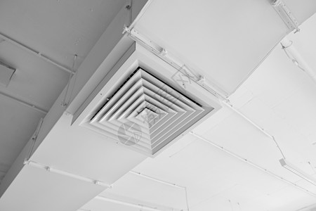 大型建筑物天花板上的通风系统 新建筑天花板上悬挂着银色绝缘材料的通风管技术安装冷气机暖通管道工程发泄金属建造办公室图片