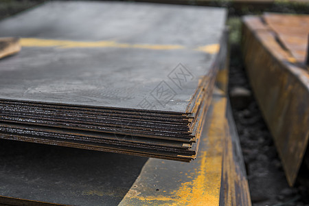 钢板堆放在金属制品仓库的包装中 建筑用风化金属板 金属腐蚀制造横梁工厂机器库存植物工程铁轨工作炼铁图片