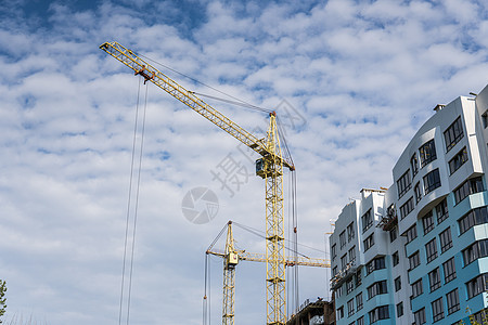 Crane和建筑正在建设中 以对抗蓝色的云层天空房地产城市住房工作高楼多层房子工程起重机景观图片