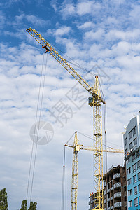 Crane和建筑正在建设中 以对抗蓝色的云层天空水泥抵押景观住宅工作脚手架建筑学住房框架工程图片