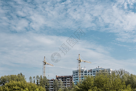 Crane和建筑正在建设中 以对抗蓝色的云层天空房子住宅公寓建筑学起重机水泥工作城市摩天大楼景观图片