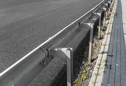 人行道和保险杠在建道路上一层新沥青的特写柏油车道粒状交通砂砾墙纸路面街道运输石头图片