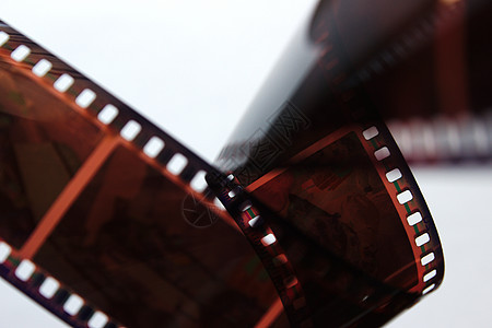 在螺旋的老颜色影片在白色背景 老复古彩片边界相机艺术电影摄影古董胶卷幻灯片模拟摄影师图片