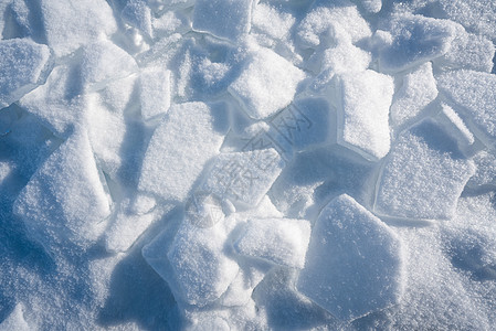 湖水在冬季结冰雪花蓝色冰柱冰山高山裂缝天气水晶气候冰箱图片