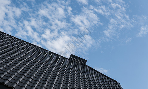 覆盖有瓷砖效果 PVC 涂层棕色金属屋顶板的现代屋顶橙子床单卵石技术平房制品建筑平铺陶瓷住宅图片