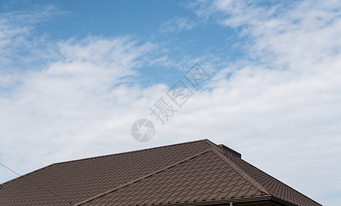 覆盖有瓷砖效果 PVC 涂层棕色金属屋顶板的现代屋顶橙子陶瓷技术住宅制品房子天空黏土平房卵石图片