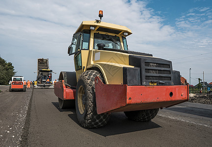 用于道路维修的沥青路面黄色红色重型振动压路机 在新的道路施工现场工作 修复滚筒终结者工程卡车赛跑者振动器压实机蒸汽街道柏油图片