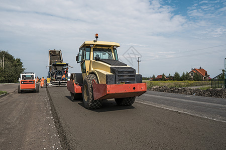 用于道路维修的沥青路面黄色红色重型振动压路机 在新的道路施工现场工作 修复铺路运输卡车活动压力车辆装载机蒸汽振动压实机图片