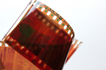 在螺旋的老颜色影片在白色背景 老复古彩片古董照片相机胶卷电影摄影师幻灯片磁带模拟艺术图片
