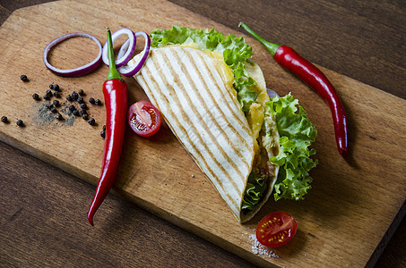 墨西哥炸玉米饼配鸡肉 沙拉和蔬菜酱 放在木板上 配以冷辣椒番茄和沙拉 洋葱 背景为蓝纸 与新鲜蔬菜的美味食物午餐餐厅牛肉拉丁香菜图片