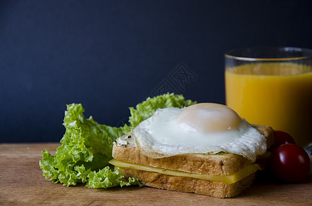 健康三明治 奶酪和易炸鸡蛋 在木板上配有沙拉 番茄和橙汁 美味的食物小吃乡村早餐熏肉午餐面包粮食包子蔬菜火鸡图片