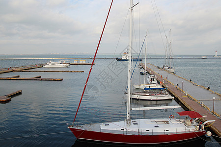 小型私人游艇码头在冬季 码头有一排排小型私人游艇海洋港口桅杆血管支撑天空航行海岸蓝色旅行图片