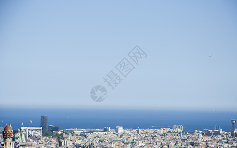 西班牙夏日公园古尔Park Guell的巴塞罗那全景 阳光灿烂的巴塞罗那市风景最佳景象地平线地标观光天线景观眼睛天空房子海滩大教图片