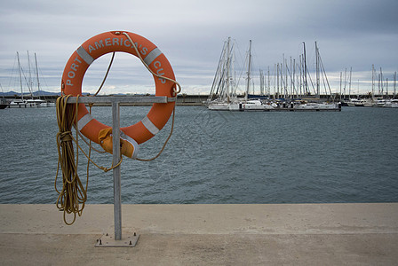 游艇码头的救生圈 船坞上的红色圆圈 豪华游艇和小船在地中海的巴伦西亚港口 白色游艇在西班牙巴伦西亚港安全柔佛运输帆船海洋海岸城市图片