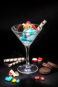 冰淇淋球在装饰的玻璃杯中蓝色桌子玻璃白色饮料甜点酒精食物装饰品果汁图片