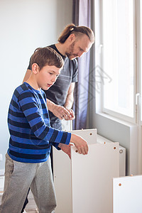 父亲和儿子一起工作工匠工艺安装建造工具白色中年男性木工木头图片