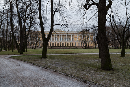 冬季米哈伊罗夫斯基花园小巷与俄罗斯博物馆在巴背景