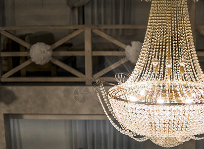 一个大房间大厅里一盏闪亮的大漂亮的枝形吊灯照明日光奢华天花板艺术酒店玻璃水晶城堡仪式图片