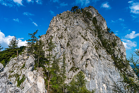 爬在德拉钦万号上 通过ferrata微笑享受冒险顶峰龙杖攀岩远足天空岩石天线图片