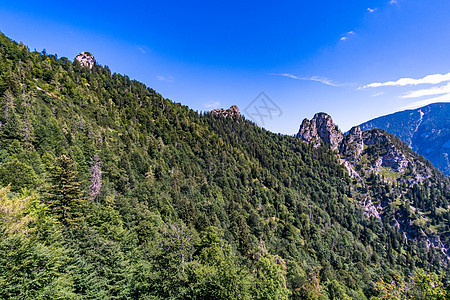 在贝希特斯加登阿尔卑斯山 飞得惊人石灰石山峰顶峰岩石荒野天空旅行自然保护区首脑侵蚀图片