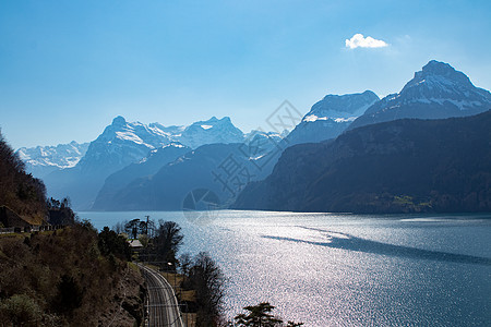 在瑞士布嫩湖和山丘的风景中图片