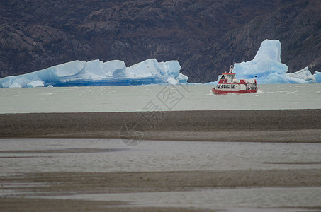 灰湖上的旅游船和冰山淡水船舶船只湿地旅行者导航游客旅行血管航行图片