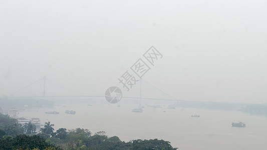 全景加尔各答河畔城市生活在一个赢家有雾的夜晚 Ariel 在 Hooghly 河岸西孟加拉邦印度南亚太地区查看加尔各答 屋顶摄影图片