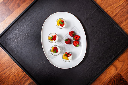 带草莓和芒果的白色白板服务耐力笑脸面糊饭馆食品餐具平衡营养力量图片