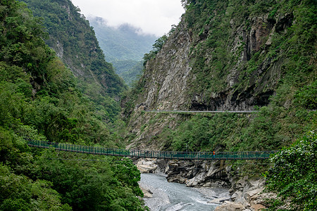 台湾Taroko国家公园(Taroko峡谷风景区)的红桥和河流图片