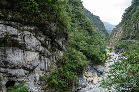 台湾Taroko国家公园Taroko峡谷风景区的绿色桥梁和河流瀑布公园森林国家远足风景旅行岩石旅游石头图片