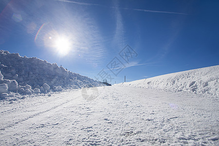 瑞士山丘雪雪蓝蓝天 祖格布Zugerb旅行国家全景季节森林蓝色曲目松树天气爬坡图片