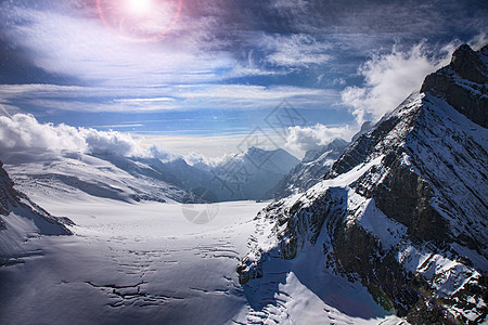 三个著名的瑞士山峰 艾格尔 明希和荣佛劳顶峰危险游客远足旅行蓝色高地地标全景运动图片