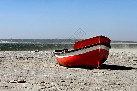 非洲南部村沙滩上有彩色的红色渔船图片