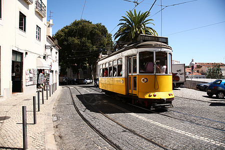 葡萄牙老城的黄黄电车图片