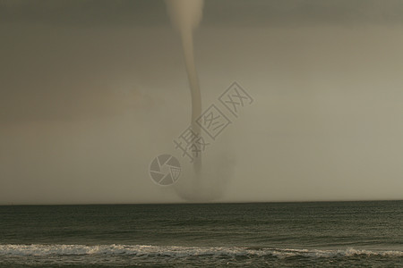 恶劣天气和风暴与风吹在海面上 巴塞罗那的龙卷风波浪旅行损害飓风气候曲线雷雨阴霾力量戏剧性图片