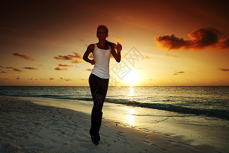 女人在日落时奔跑图片