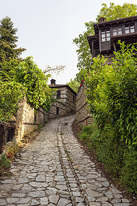 Olympus山一个希腊传统村庄的石脚路图片