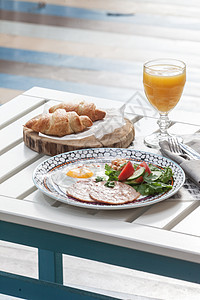 早餐炸鸡蛋 羊角面包桌子熏肉食物沙拉叶子小吃午餐饮料咖啡油炸图片
