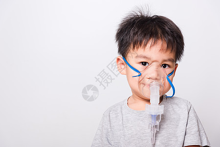 近距离的亚洲脸孔 小男孩生病了 他用蒸汽水卫生流感药品男生面具童年呼吸药物孩子过敏图片