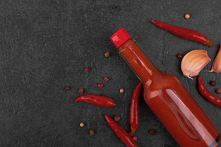 红辣酱瓶子味道调味品玻璃食物红色黑色胡椒图片