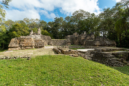 危地马拉佩滕州Uxactn市马雅金字塔废墟旅行精神地方寺庙考古公园场所建筑金字塔图片