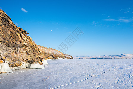 岩石山上满是雪 俄罗斯贝加尔湖(Baikal湖)图片