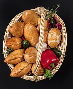 篮子中的馅饼和蔬菜食物小吃肉汁金子摄影乡村午餐垃圾美味聚宝图片