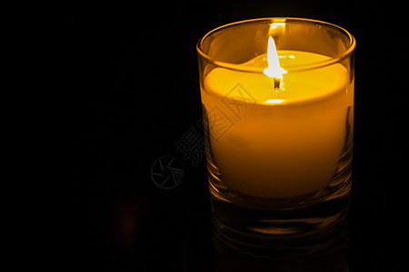 在黑暗背景的玻璃罐中蜡烛黑色宗教烛台火种烛火凉鞋白蜡烛烛光灯芯公寓背景图片